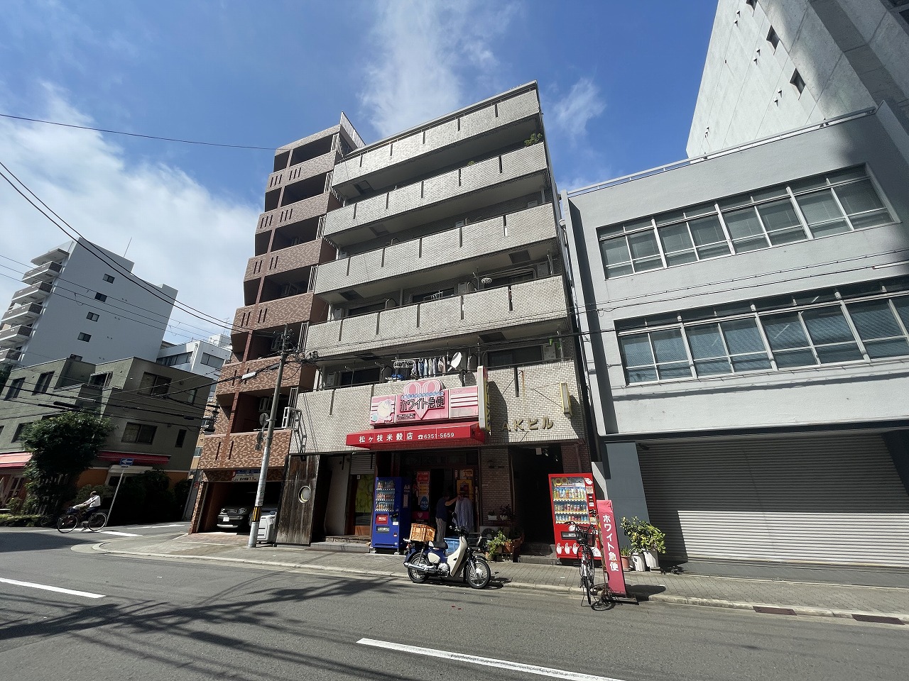 AKビル